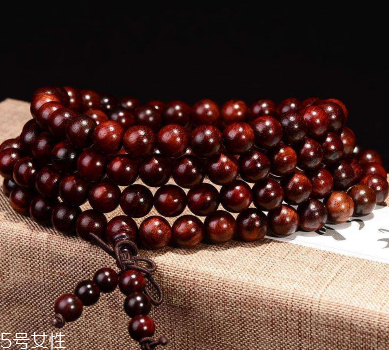 紅酸枝手串怎么盤(pán)玩 這些技巧要掌握