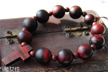 紅酸枝手串怎么盤(pán)玩 這些技巧要掌握