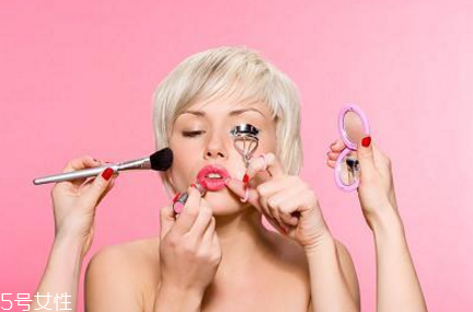 夏天出汗妝花了怎么辦 夏季出汗脫妝補(bǔ)妝技巧 夏天出汗妝花了怎么辦 夏季出汗脫妝補(bǔ)妝技巧