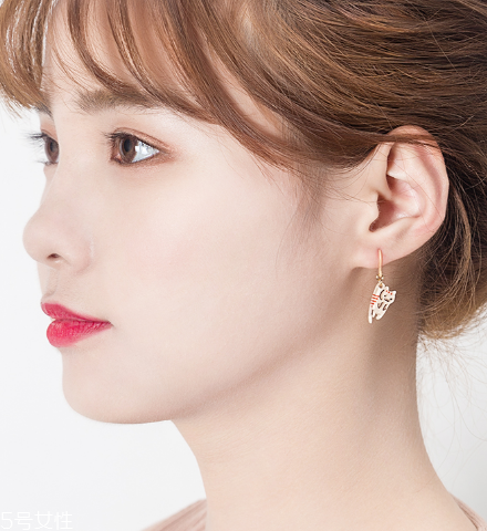 圓臉適合什么耳環(huán) 給你風(fēng)情萬種的夏天 圓臉適合什么耳環(huán) 給你風(fēng)情萬種的夏天