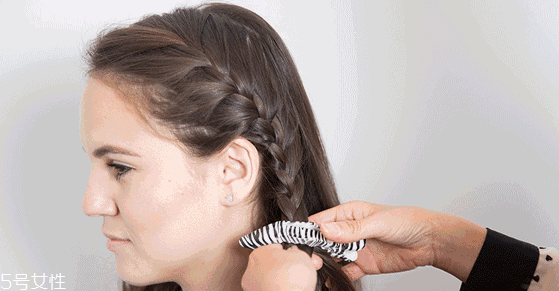 短發(fā)怎么編發(fā)好看 短發(fā)編發(fā)教程 短發(fā)怎么編發(fā)好看 短發(fā)編發(fā)教程