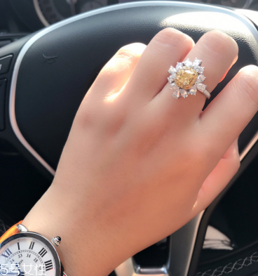 怎樣分辨彩鉆真假 這幾招都要會(huì) 怎樣分辨彩鉆真假 這幾招都要會(huì)