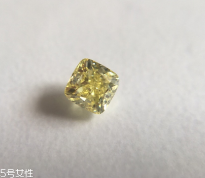 怎樣分辨彩鉆真假 這幾招都要會(huì) 怎樣分辨彩鉆真假 這幾招都要會(huì)