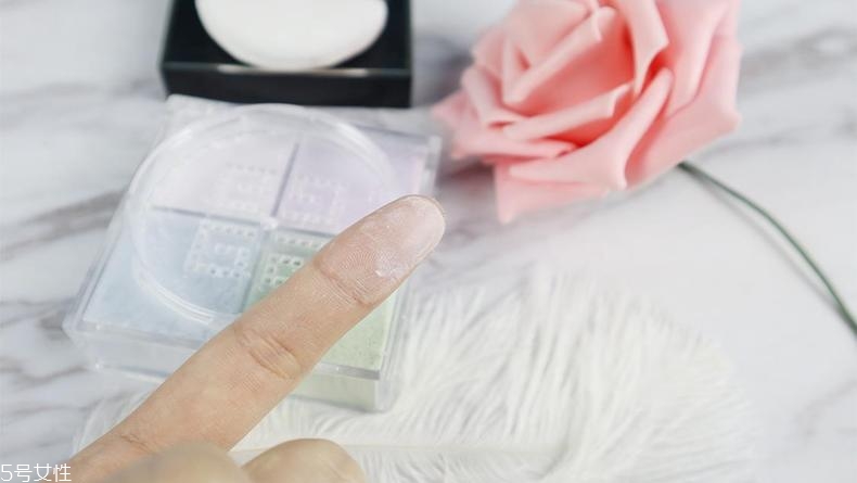 悅詩風吟散粉和紀梵希散粉哪個好 平價散粉pk貴婦散粉 悅詩風吟散粉和紀梵希散粉哪個好 平價散粉pk貴婦散粉