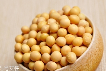 大豆油為什么這么便宜 因?yàn)樵媳阋? alt=