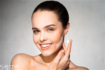 皮膚缺水的癥狀 各種類型肌膚補(bǔ)水對策 皮膚缺水的癥狀 各種類型肌膚補(bǔ)水對策