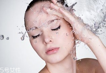 皮膚缺水的原因 改善皮膚干燥的補(bǔ)水小方法 皮膚缺水的原因 改善皮膚干燥的補(bǔ)水小方法