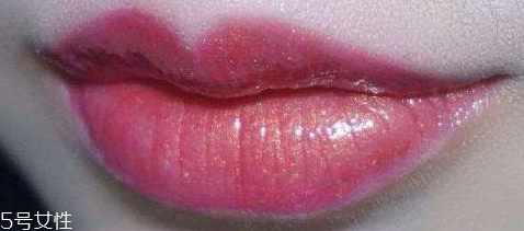 珠光口紅適合什么妝容 時尚街拍不二之選 珠光口紅適合什么妝容 時尚街拍不二之選