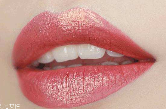 珠光口紅適合什么妝容 時尚街拍不二之選 珠光口紅適合什么妝容 時尚街拍不二之選