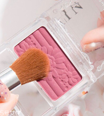 梅子色腮紅適合什么膚色 不挑人的溫柔色澤 梅子色腮紅適合什么膚色 不挑人的溫柔色澤