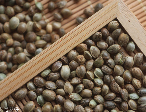 火麻油是芝麻油嗎 區(qū)別可大了 火麻油是芝麻油嗎 區(qū)別可大了