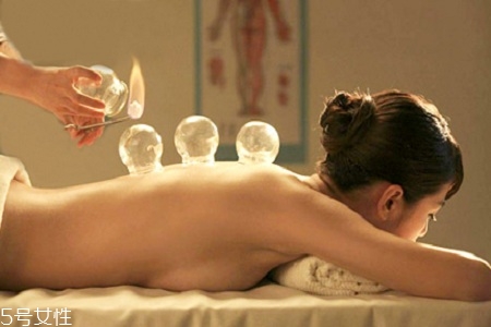 中醫(yī)拔火罐治療法需要注意的常識(shí)和要點(diǎn) 中醫(yī)拔火罐治療法需要注意的常識(shí)和要點(diǎn)