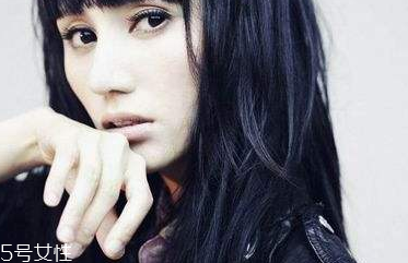 凹眼窩適合什么眼影 珠光眼影提亮眼窩 凹眼窩適合什么眼影 珠光眼影提亮眼窩