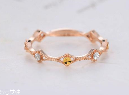 彩金戒指多少錢一個(gè) 選擇合理價(jià)位 彩金戒指多少錢一個(gè) 選擇合理價(jià)位