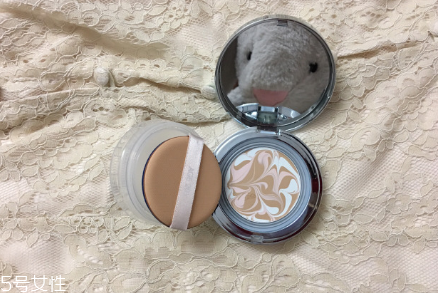 愛(ài)敬氣墊和珂萊歐氣墊哪個(gè)好 性?xún)r(jià)比都很棒 愛(ài)敬氣墊和珂萊歐氣墊哪個(gè)好 性?xún)r(jià)比都很棒