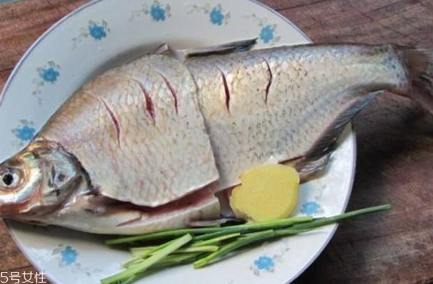 鳊魚(yú)可以做剁椒魚(yú)嗎 做起來(lái)很好吃 鳊魚(yú)可以做剁椒魚(yú)嗎 做起來(lái)很好吃