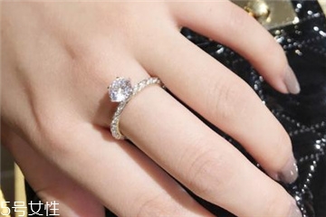 求婚戒指戴哪個(gè)手指 不要鬧出笑話 求婚戒指戴哪個(gè)手指 不要鬧出笑話