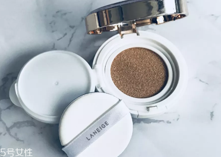 愛(ài)敬氣墊和蘭芝哪個(gè)好 愛(ài)敬氣墊和蘭芝氣墊的區(qū)別