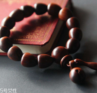 桃木手串怎么看真假 避開(kāi)商家陷阱 桃木手串怎么看真假 避開(kāi)商家陷阱