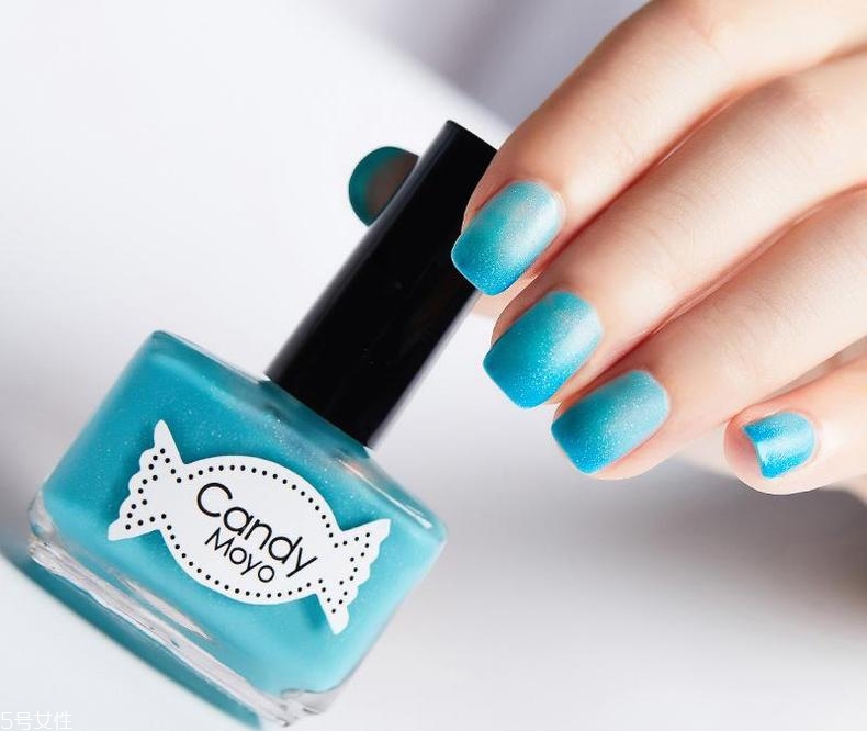 變色指甲油哪個牌子好 一秒變色趣味無窮 變色指甲油哪個牌子好 一秒變色趣味無窮