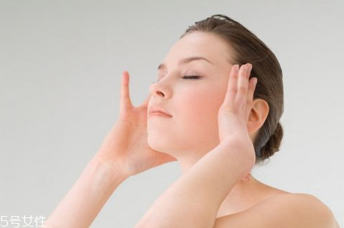 熱毛巾敷眼睛要多熱 熱毛巾敷眼睛的最佳溫度 熱毛巾敷眼睛要多熱 熱毛巾敷眼睛的最佳溫度