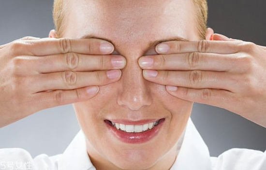 熱毛巾敷眼睛要多熱 熱毛巾敷眼睛的最佳溫度 熱毛巾敷眼睛要多熱 熱毛巾敷眼睛的最佳溫度