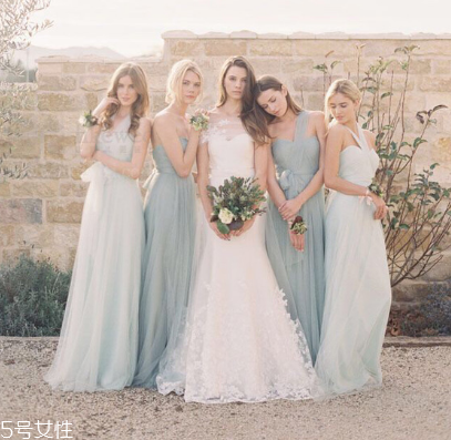 伴娘服里面穿什么內(nèi)衣 絕對不會尷尬 伴娘服里面穿什么內(nèi)衣 絕對不會尷尬