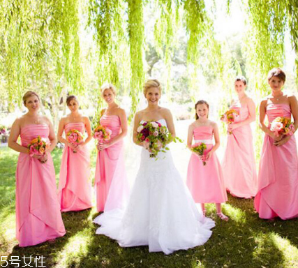 伴娘服里面穿什么內(nèi)衣 絕對不會尷尬 伴娘服里面穿什么內(nèi)衣 絕對不會尷尬