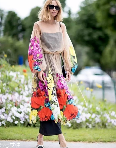 吊帶怎么穿好看 三種搭配清涼一夏 吊帶怎么穿好看 三種搭配清涼一夏