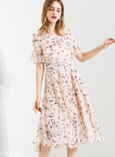 肩寬的女生夏天怎么穿 選對(duì)衣領(lǐng)才是關(guān)鍵 肩寬的女生夏天怎么穿 選對(duì)衣領(lǐng)才是關(guān)鍵