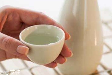 白酒是怎么釀造出來(lái)的 固態(tài)發(fā)酵法