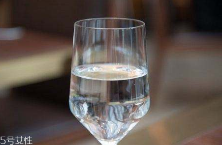 白酒是怎么釀造出來(lái)的 固態(tài)發(fā)酵法