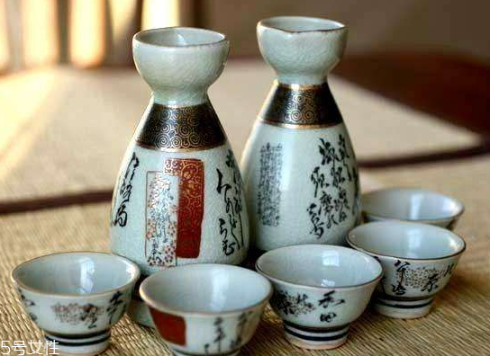 白酒是怎么釀造出來(lái)的 固態(tài)發(fā)酵法