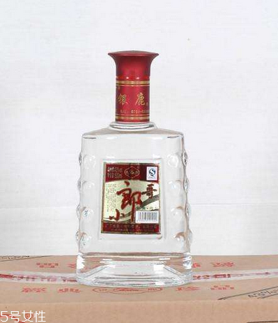 白酒是怎么釀造出來(lái)的 固態(tài)發(fā)酵法