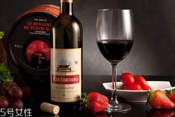 紅酒是酸性還是堿性 酒類(lèi)中唯一的堿性酒 紅酒是酸性還是堿性 酒類(lèi)中唯一的堿性酒