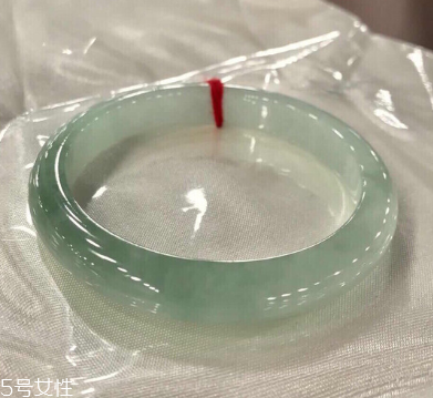 翡翠手鐲怎么鑒定真?zhèn)?告別上當(dāng)受騙 翡翠手鐲怎么鑒定真?zhèn)?告別上當(dāng)受騙
