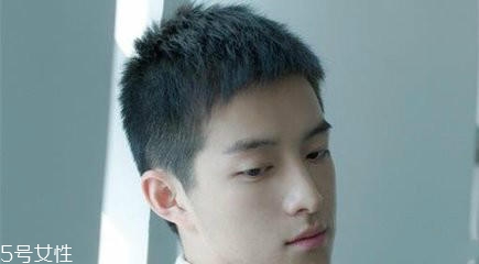 男生什么發(fā)型顯成熟 三面光清爽又帥氣 男生什么發(fā)型顯成熟 三面光清爽又帥氣