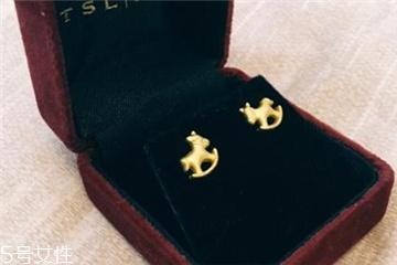黃金耳釘怎么清洗 這樣才能更閃亮 黃金耳釘怎么清洗 這樣才能更閃亮