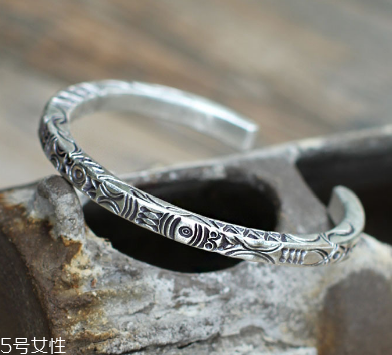藏銀手鐲一般多少錢 民族風(fēng)特色代表 藏銀手鐲一般多少錢 民族風(fēng)特色代表