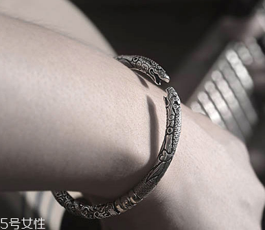 藏銀手鐲對(duì)人體好嗎 銀飾好處多 藏銀手鐲對(duì)人體好嗎 銀飾好處多
