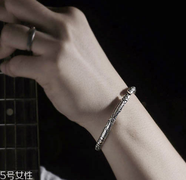 藏銀手鐲對(duì)人體好嗎 銀飾好處多 藏銀手鐲對(duì)人體好嗎 銀飾好處多