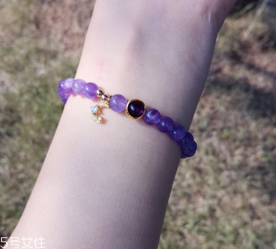 紫水晶手鏈戴在哪只手 佩戴學(xué)問(wèn)要掌握 紫水晶手鏈戴在哪只手 佩戴學(xué)問(wèn)要掌握