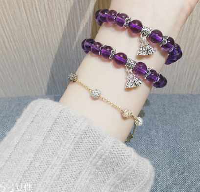 紫水晶手鏈戴在哪只手 佩戴學(xué)問(wèn)要掌握 紫水晶手鏈戴在哪只手 佩戴學(xué)問(wèn)要掌握