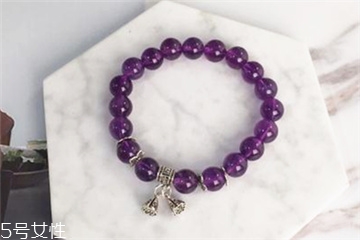 紫水晶手鏈戴在哪只手 佩戴學(xué)問(wèn)要掌握 紫水晶手鏈戴在哪只手 佩戴學(xué)問(wèn)要掌握