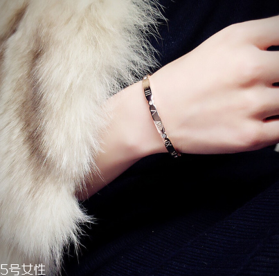 鈦鋼手鐲會掉色嗎 要經(jīng)常保養(yǎng)