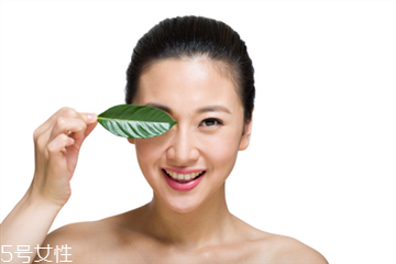 眼睛消腫冰敷還是熱敷 消除眼睛腫的方法 眼睛消腫冰敷還是熱敷 消除眼睛腫的方法