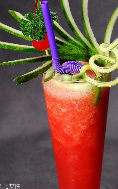 西瓜汁喝了會(huì)發(fā)胖嗎 控制量就不會(huì) 西瓜汁喝了會(huì)發(fā)胖嗎 控制量就不會(huì)