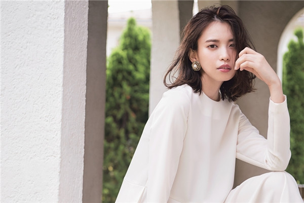 夏季穿白色裙子好看嗎 演繹出自由的羅曼蒂克 夏季穿白色裙子好看嗎 演繹出自由的羅曼蒂克