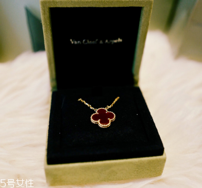 玉髓和瑪瑙的區(qū)別 屬于同一種礦物 玉髓和瑪瑙的區(qū)別 屬于同一種礦物