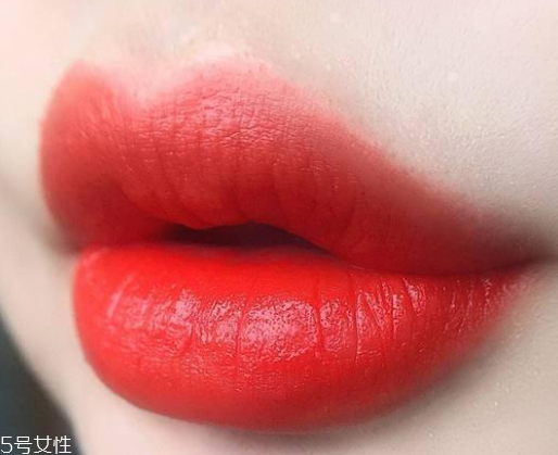 吊帶裙配什么顏色口紅 2種色系為你性感加分 吊帶裙配什么顏色口紅 2種色系為你性感加分